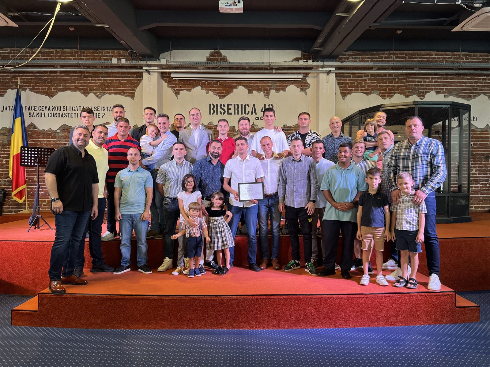 Echipa și comunitatea Teen Challenge — beneficiari, absolvenți, membri ai echipei și familiile lor, împreună